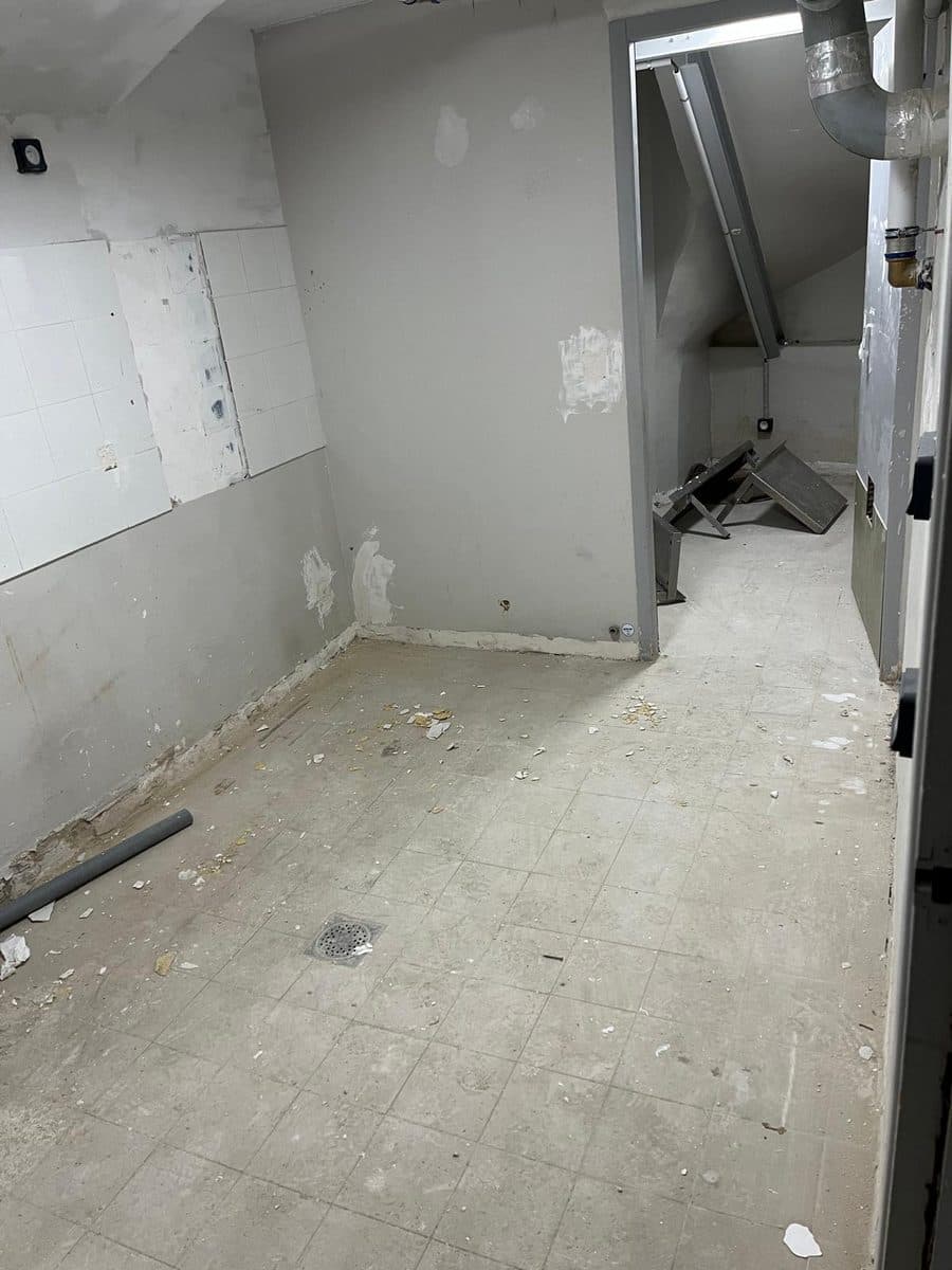 Couloir avant travaux : sol carrelé et faïence aux murs